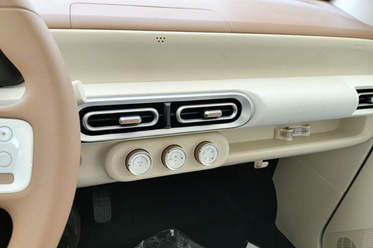 Used Wuling Hongguang MINIEV 2024 3rd Generation 215km Youth Edition Audio And AC Panel
