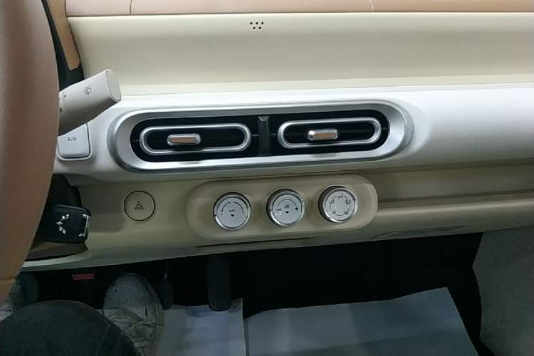 Used Wuling Hongguang MINIEV 2024 3rd Generation 215km Youth Edition Audio And AC Panel