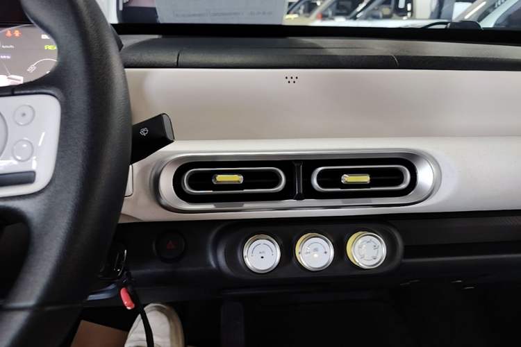 Used Wuling Hongguang MINIEV 2024 3rd Generation 215km Youth Edition Audio And AC Panel