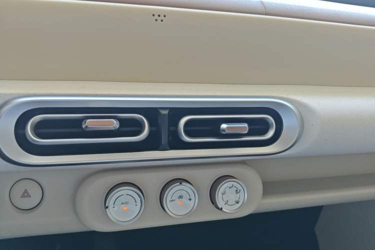 Used Wuling Hongguang MINIEV 2024 3rd Generation 215km Youth Edition Audio And AC Panel