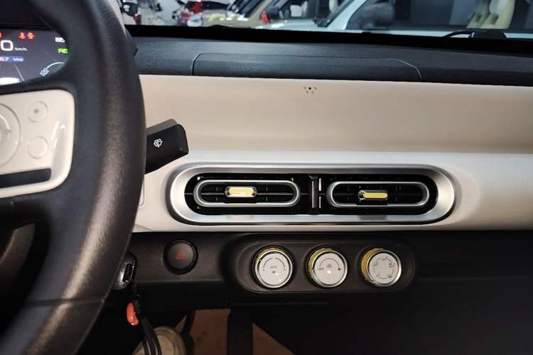 Used Wuling Hongguang MINIEV 2024 3rd Generation 215km Youth Edition Audio And AC Panel