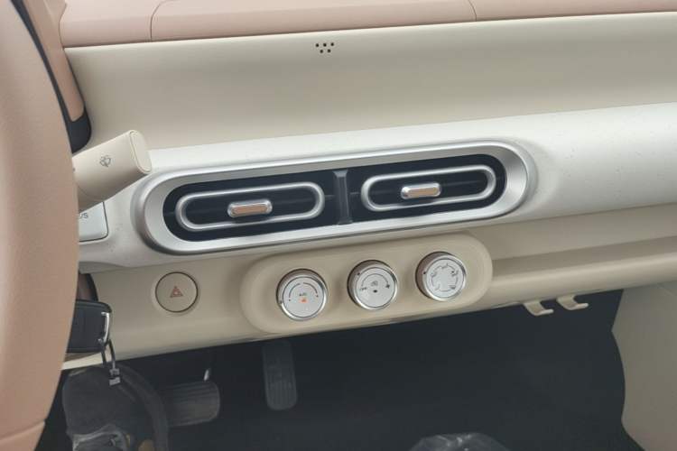 Used Wuling Hongguang MINIEV 2024 3rd Generation 215km Youth Edition Audio And AC Panel