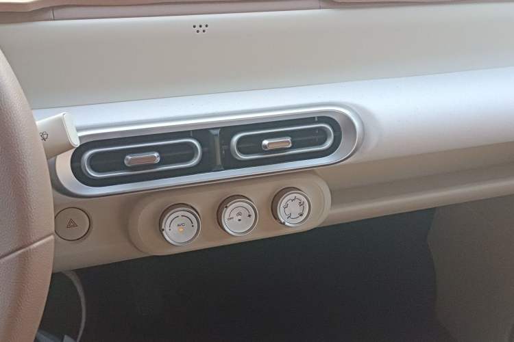 Used Wuling Hongguang MINIEV 2024 3rd Generation 215km Youth Edition Audio And AC Panel