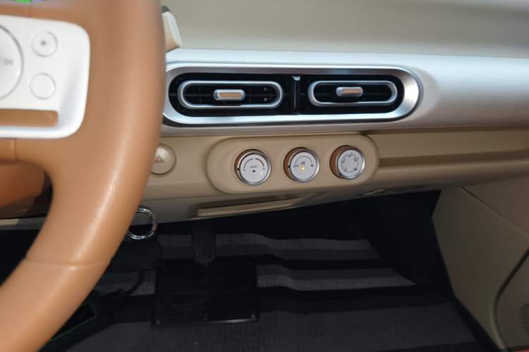 Used Wuling Hongguang MINIEV 2024 3rd Generation 215km Youth Edition Audio And AC Panel