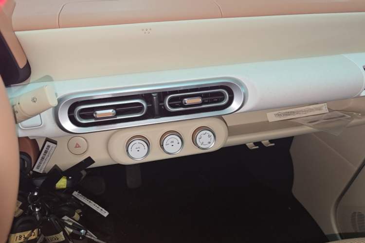 Used Wuling Hongguang MINIEV 2024 3rd Generation 215km Youth Edition Audio And AC Panel