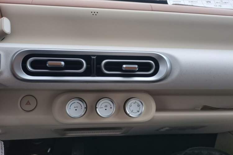 Used Wuling Hongguang MINIEV 2024 3rd Generation 215km Youth Edition Audio And AC Panel