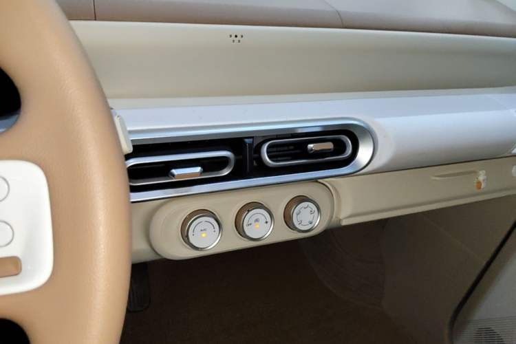 Used Wuling Hongguang MINIEV 2024 3rd Generation 215km Youth Edition Audio And AC Panel