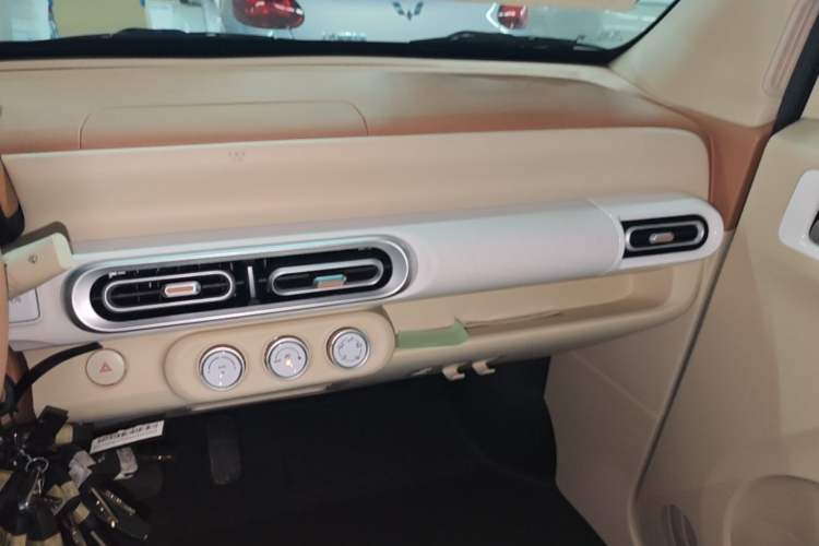 Used Wuling Hongguang MINIEV 2024 3rd Generation 215km Youth Edition Audio And AC Panel