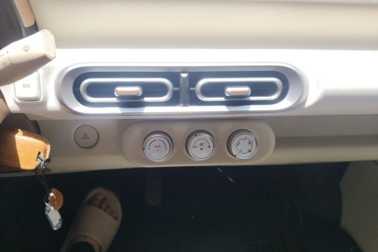 Used Wuling Hongguang MINIEV 2024 3rd Generation 215km Youth Edition Audio And AC Panel