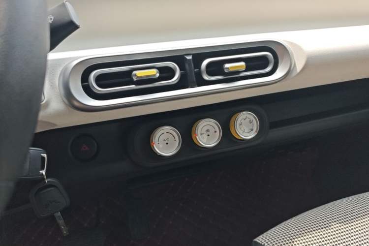 Used Wuling Hongguang MINIEV 2024 3rd Generation 215km Youth Edition Audio And AC Panel