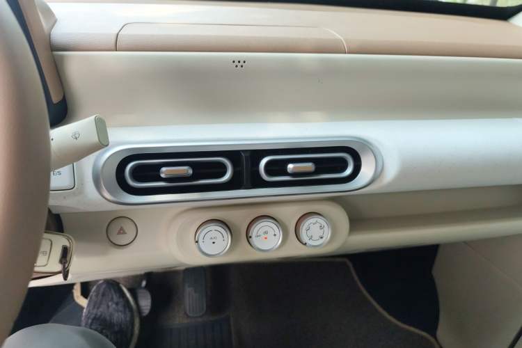 Used Wuling Hongguang MINIEV 2024 3rd Generation 215km Youth Edition Audio And AC Panel