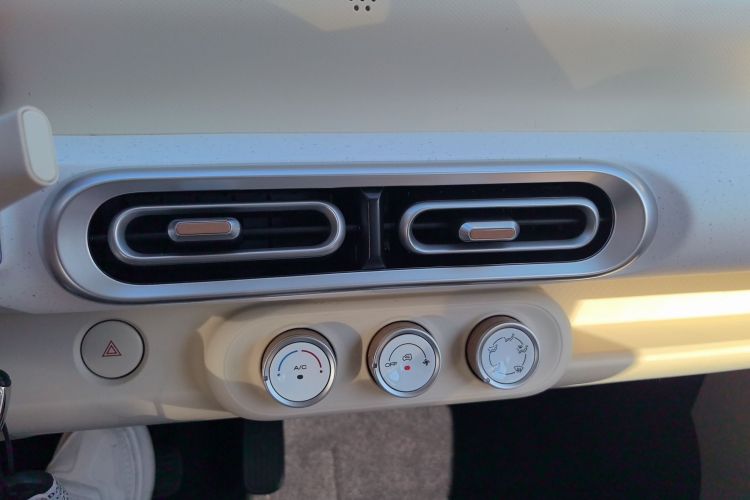 Used Wuling Hongguang MINIEV 2024 3rd Generation 215km Youth Edition Audio And AC Panel