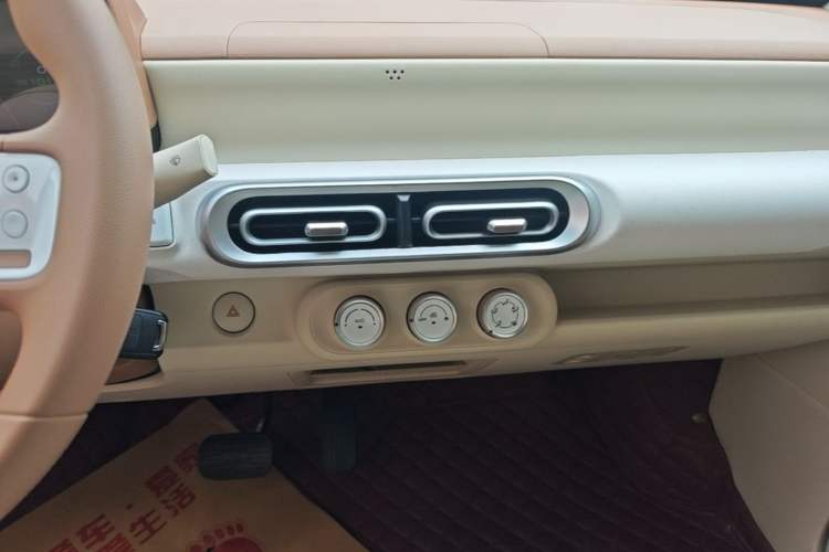 Used Wuling Hongguang MINIEV 2024 3rd Generation 215km Youth Edition Audio And AC Panel