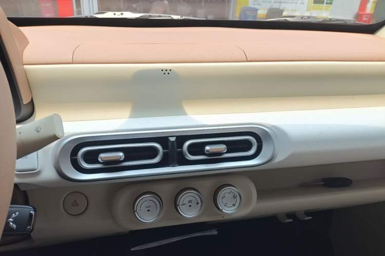 Used Wuling Hongguang MINIEV 2024 3rd Generation 215km Youth Edition Audio And AC Panel
