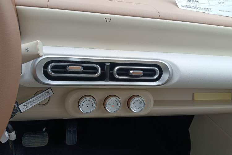 Used Wuling Hongguang MINIEV 2024 3rd Generation 215km Youth Edition Audio And AC Panel