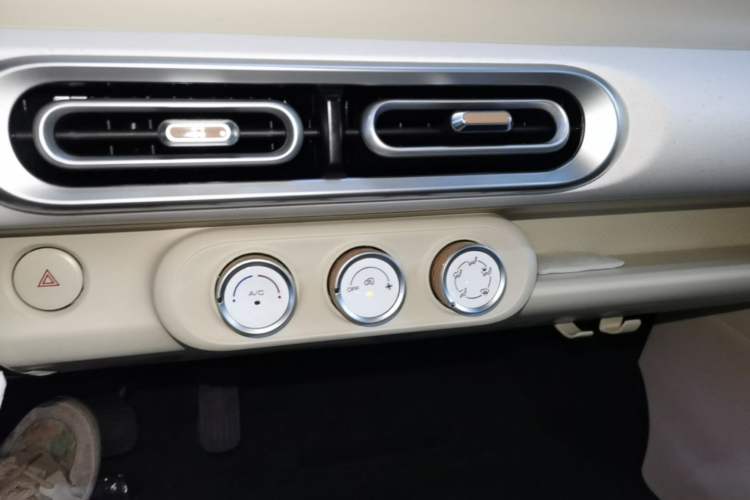 Used Wuling Hongguang MINIEV 2024 3rd Generation 215km Youth Edition Audio And AC Panel