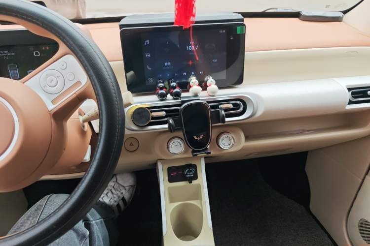 Used Wuling Hongguang MINIEV 2024 3rd Generation 215km Advanced Version Audio And AC Panel
