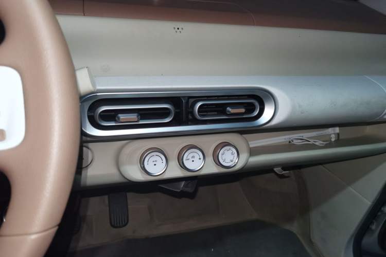 Used Wuling Hongguang MINIEV 2024 3rd Generation 215km Youth Edition Audio And AC Panel