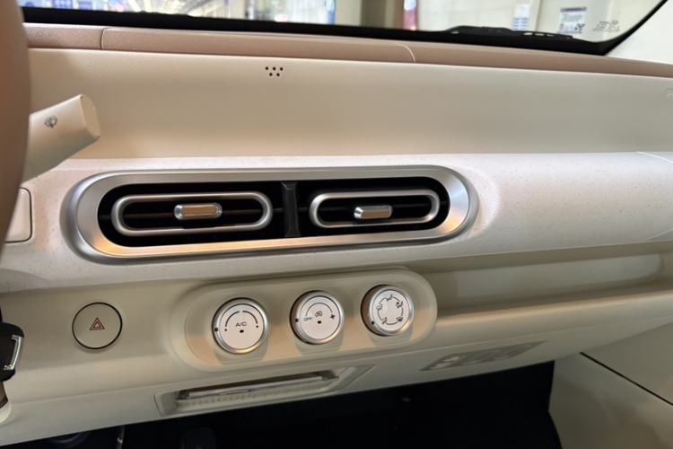 Used Wuling Hongguang MINIEV 2024 3rd Generation 215km Youth Edition Audio And AC Panel
