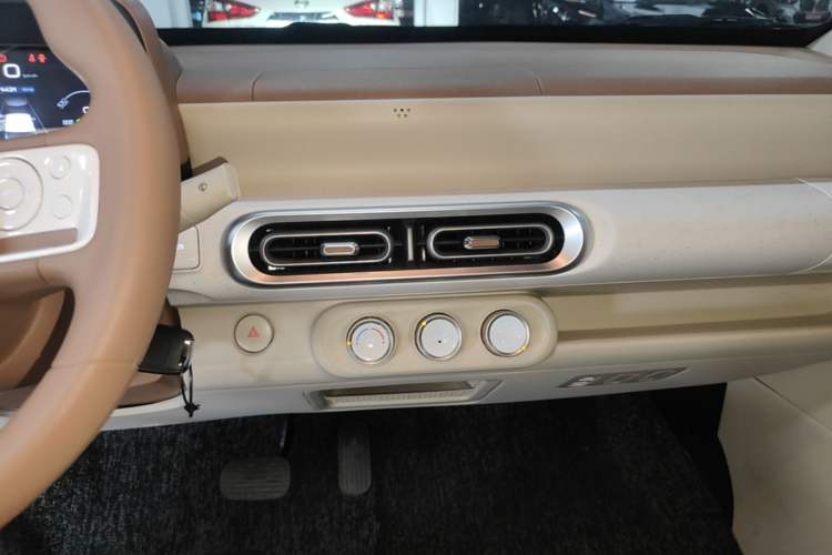Used Wuling Hongguang MINIEV 2024 3rd Generation 215km Youth Edition Audio And AC Panel