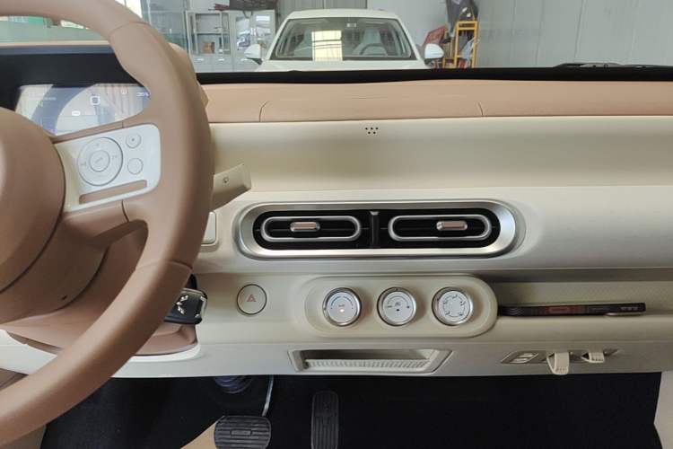 Used Wuling Hongguang MINIEV 2024 3rd Generation 215km Youth Edition Audio And AC Panel