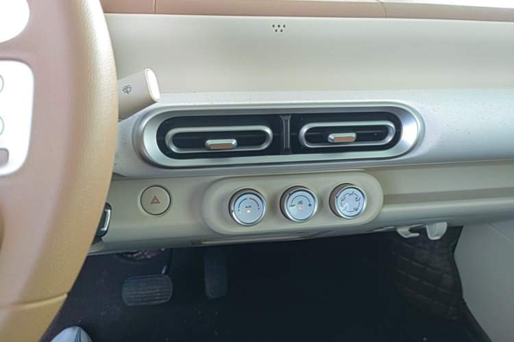 Used Wuling Hongguang MINIEV 2024 3rd Generation 215km Youth Edition Audio And AC Panel