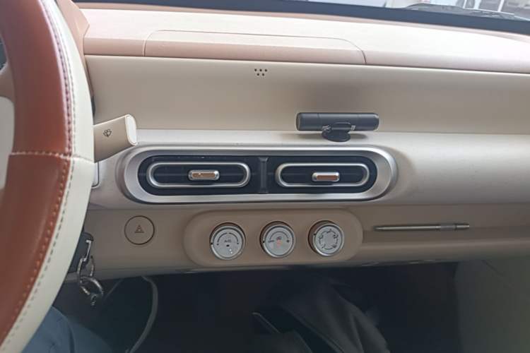 Used Wuling Hongguang MINIEV 2024 3rd Generation 215km Youth Edition Audio And AC Panel