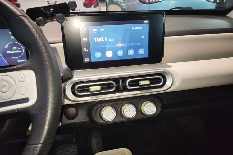 Used Wuling Hongguang MINIEV 2024 3rd Generation 215km Advanced Version Audio And AC Panel