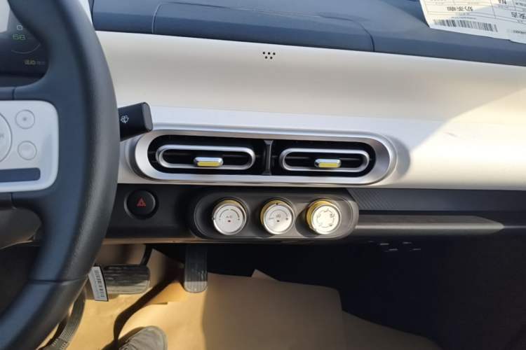 Used Wuling Hongguang MINIEV 2024 3rd Generation 215km Youth Edition Audio And AC Panel