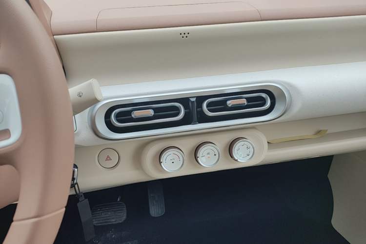 Used Wuling Hongguang MINIEV 2024 3rd Generation 215km Youth Edition Audio And AC Panel