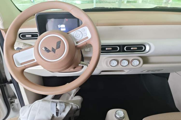 Used Wuling Hongguang MINIEV 2024 3rd Generation 215km Youth Edition Center Console