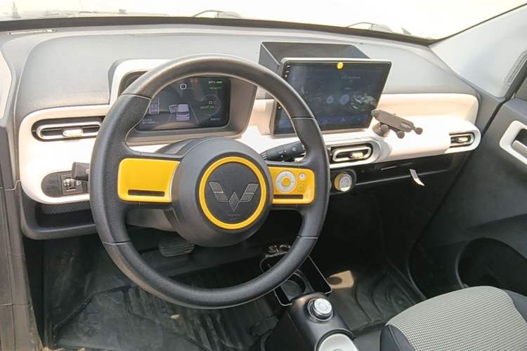 Used Wuling Hongguang MINIEV 2024 3rd Generation 215km Youth Edition Center Console
