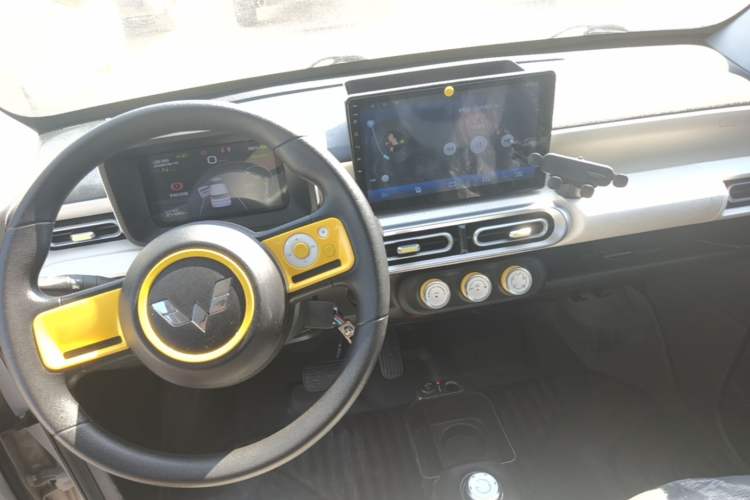 Used Wuling Hongguang MINIEV 2024 3rd Generation 215km Youth Edition Center Console