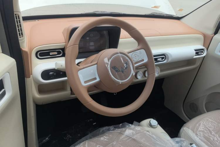 Used Wuling Hongguang MINIEV 2024 3rd Generation 215km Youth Edition Center Console