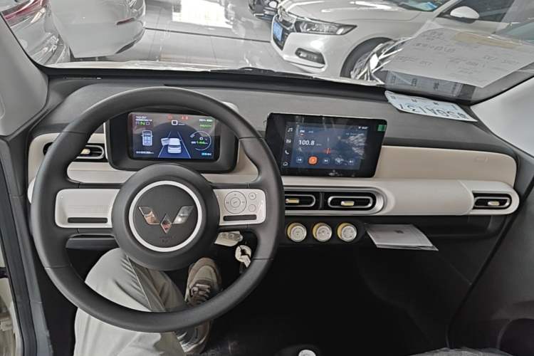Used Wuling Hongguang MINIEV 2024 3rd Generation 170 km Center Console