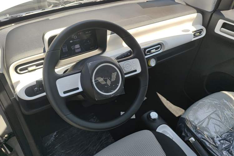 Used Wuling Hongguang MINIEV 2024 3rd Generation 215km Youth Edition Center Console