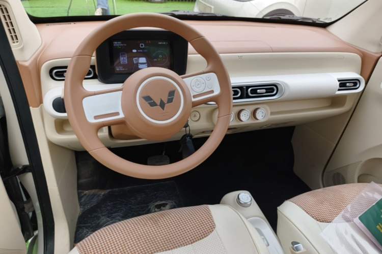 Used Wuling Hongguang MINIEV 2024 3rd Generation 215km Youth Edition Center Console