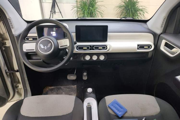 Used Wuling Hongguang MINIEV 2024 3rd Generation 170 km Center Console