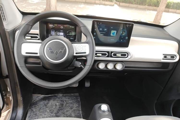 Used Wuling Hongguang MINIEV 2024 3rd Generation 215km Youth Edition Center Console