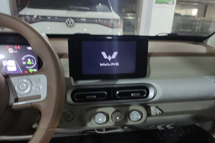 Used Wuling Hongguang MINIEV 2024 3rd Generation 215km Advanced Version Center Console