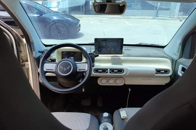 Used Wuling Hongguang MINIEV 2024 3rd Generation 215km Youth Edition Center Console