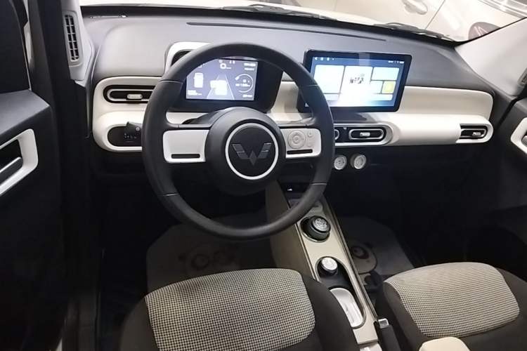 Used Wuling Hongguang MINIEV 2024 3rd Generation 215km Youth Edition Center Console