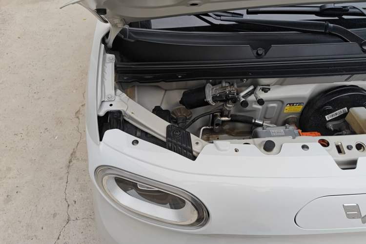 Used Wuling Hongguang MINIEV 2024 3rd Generation 215km Youth Edition Engine Bay Right