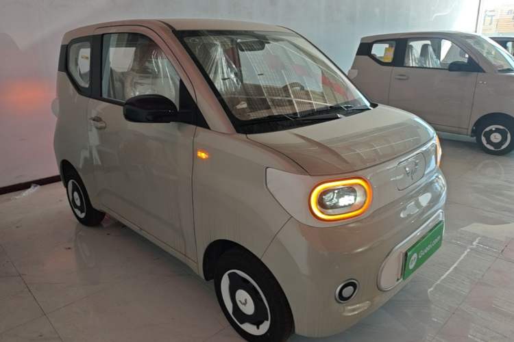 Used Wuling Hongguang MINIEV 2024 3rd Generation 215km Youth Edition Front Right 45 Deg