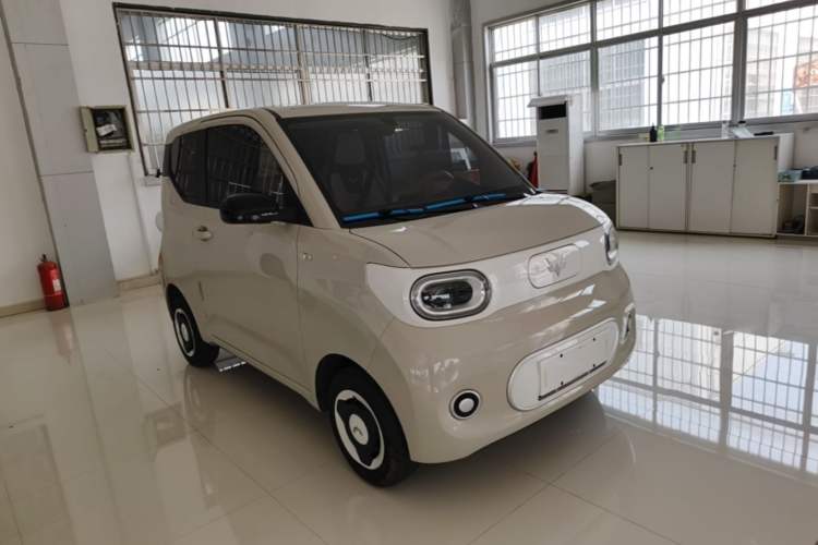 Used Wuling Hongguang MINIEV 2024 3rd Generation 215km Youth Edition Front Right 45 Deg