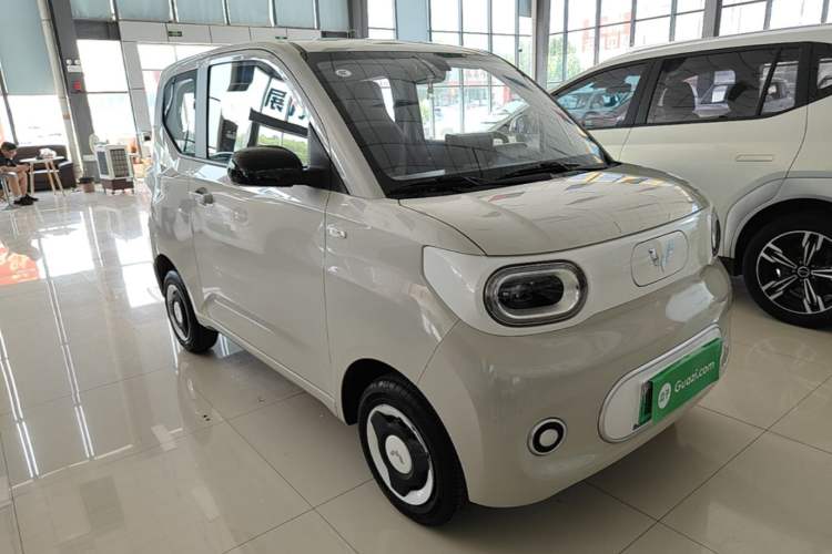 Used Wuling Hongguang MINIEV 2024 3rd Generation 215km Youth Edition Front Right 45 Deg