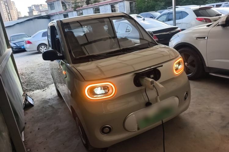 Used Wuling Hongguang MINIEV 2024 3rd Generation 215km Youth Edition Front Right 45 Deg