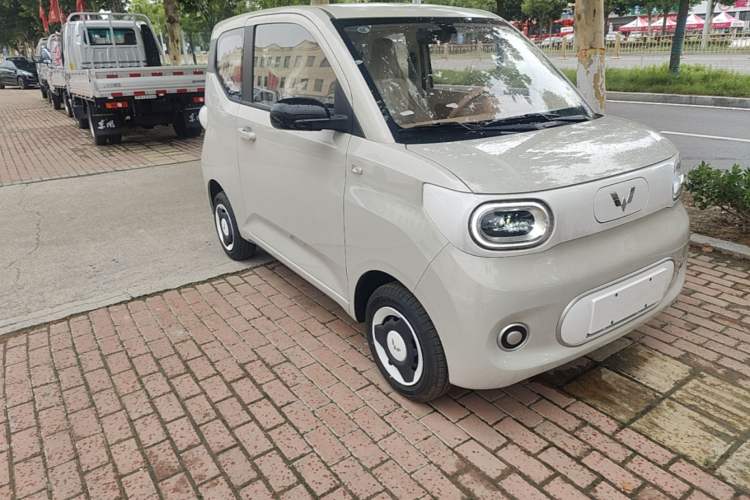 Used Wuling Hongguang MINIEV 2024 3rd Generation 215km Youth Edition Front Right 45 Deg