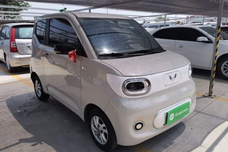 Used Wuling Hongguang MINIEV 2024 3rd Generation 215km Youth Edition Front Right 45 Deg