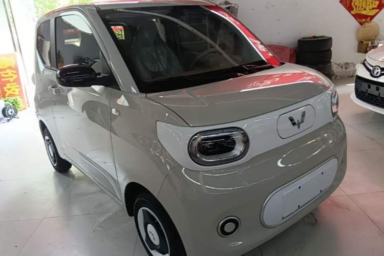 Used Wuling Hongguang MINIEV 2024 3rd Generation 215km Youth Edition Front Right 45 Deg